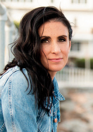 Photo of Laura McKowen