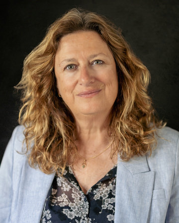 Photo of Elly Griffiths